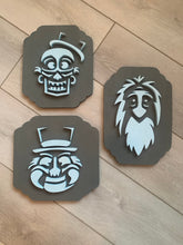 Load image into Gallery viewer, Disney Haunted Mansion Hitchhiking Ghosts Portrait Set
